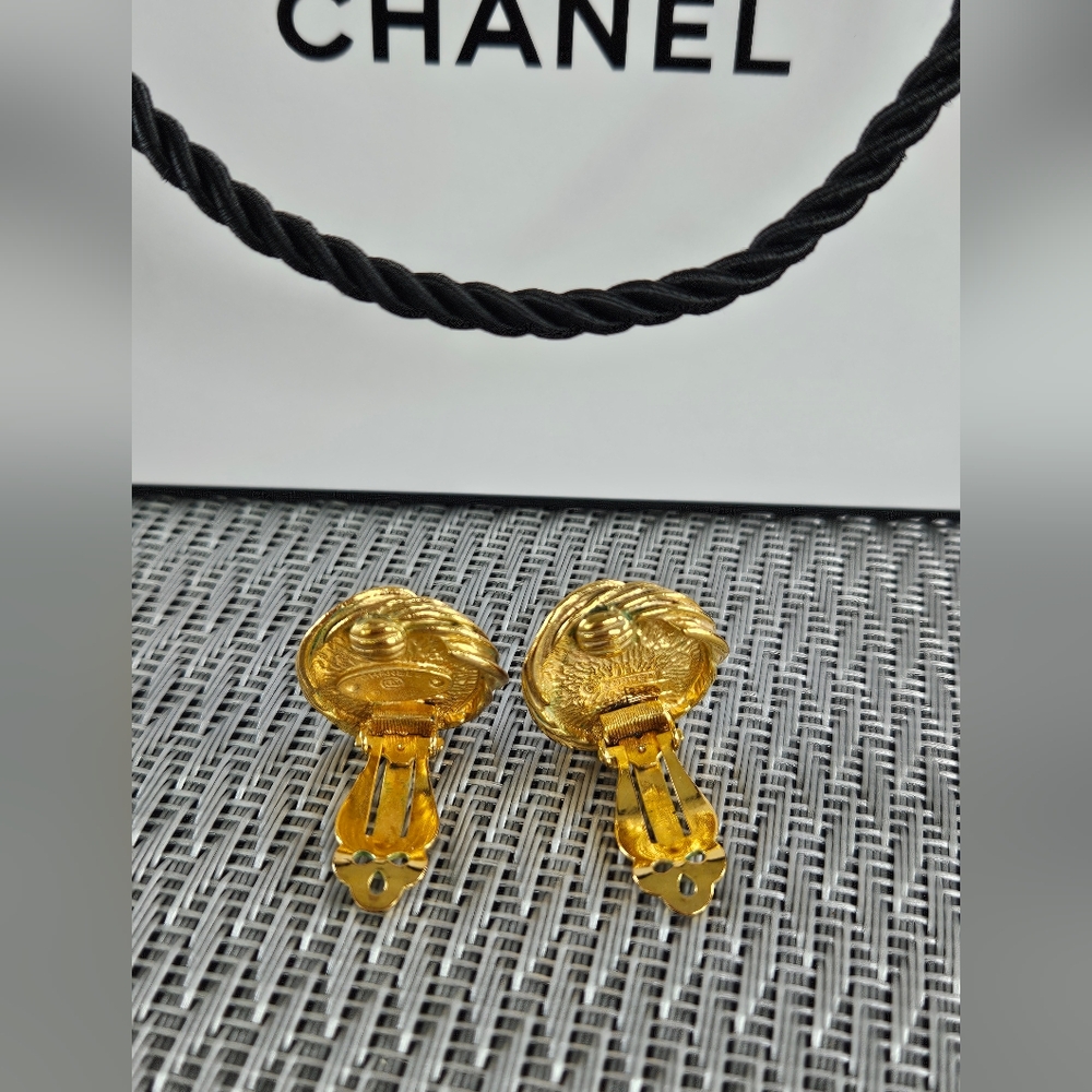 Chanel Vintage Clip Earrings - Picture 7 of 8